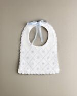 Babero cuadrados blanco celeste flor
