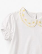 Camiseta cuello amarilla