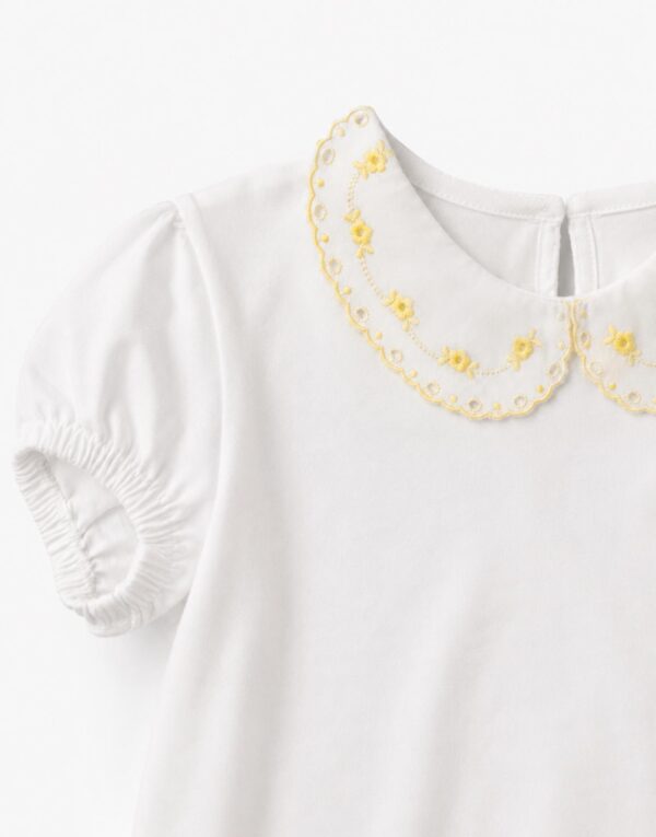 Camiseta cuello amarilla