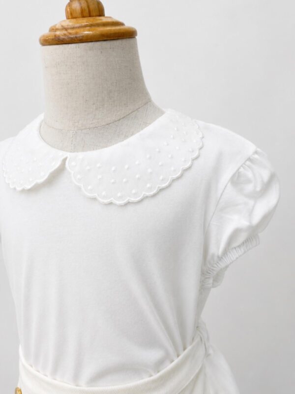 Camiseta blanca cuello bordado