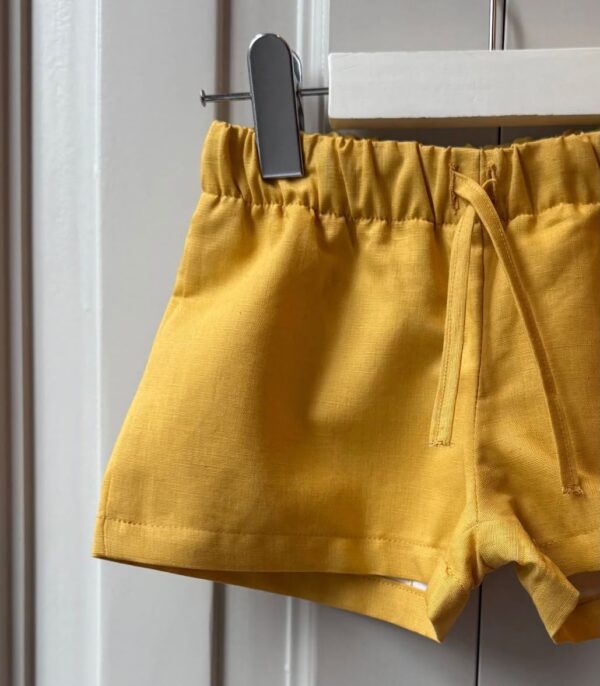 Pantalón corto lino mostaza