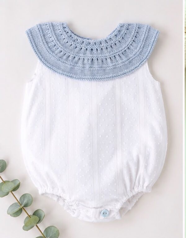 Pelele blanco diseño celeste cuello