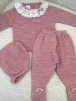 Conjunto de punto rosa cuello floral
