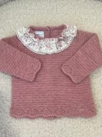 Conjunto de punto rosa cuello floral