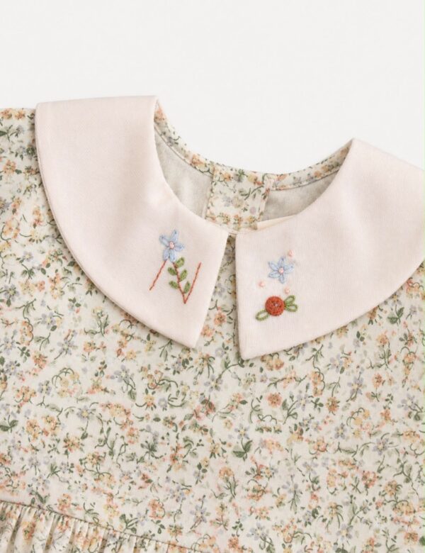 Vestido floral cuello bordado