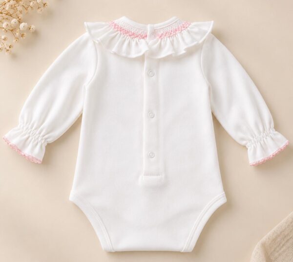 Body cuello volante detalle rosa