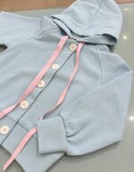 Sudadera azul bebé detalle rosa