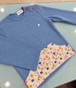 Sudadera azul detalle floral