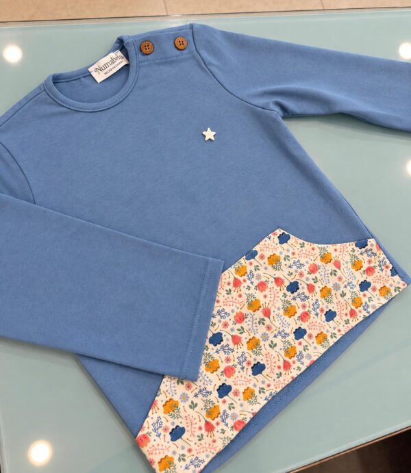 Sudadera azul detalle floral