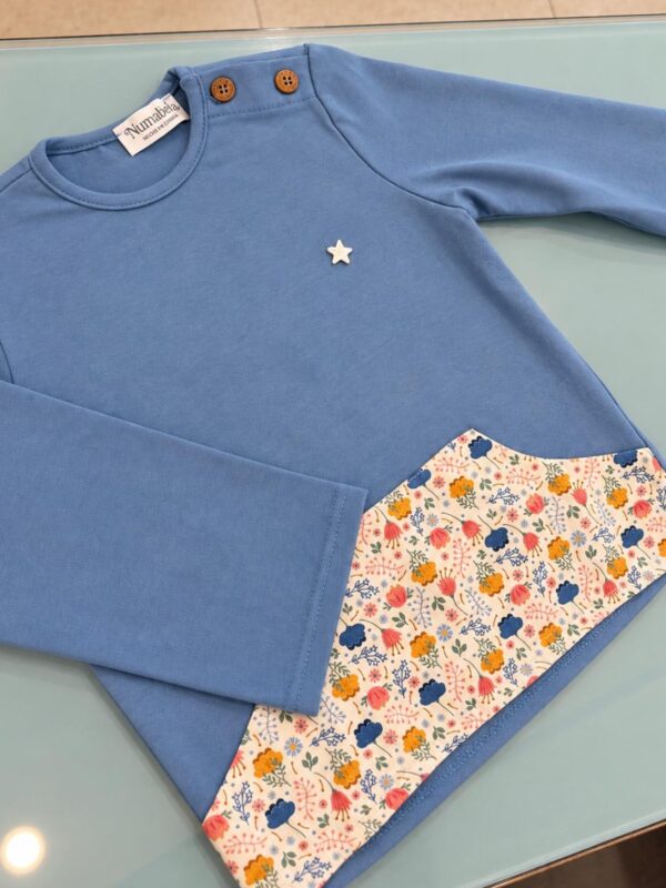 Sudadera azul detalle floral