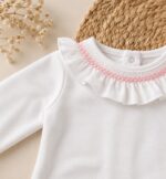 Body cuello volante detalle rosa