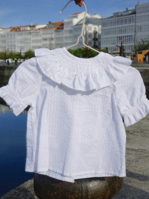 Camisa blanca cuello nido