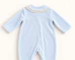 Pijama bebé azul cielo con cuello encaje