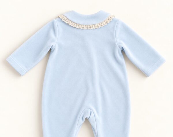 Pijama bebé azul cielo con cuello encaje