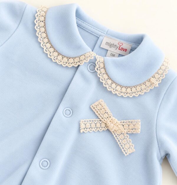 Pijama bebé azul cielo con cuello encaje