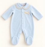 Pijama bebé azul cielo con cuello encaje