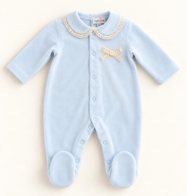 Pijama bebé azul cielo con cuello encaje