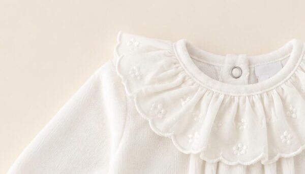 Pijama bebé blanco cuello bordado
