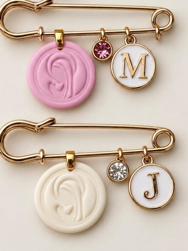 Broches personalizados con medalla, perlita e inicial